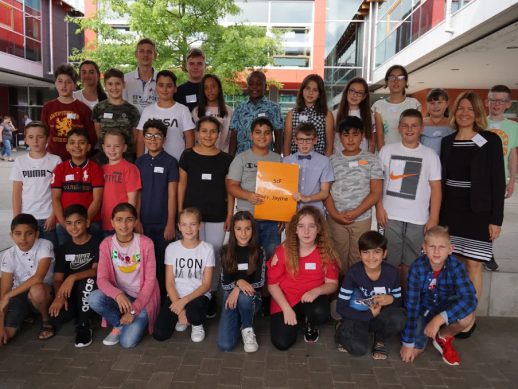 Klassenfoto einer neuen fünften Klasse mit zwei Lehrkräften.